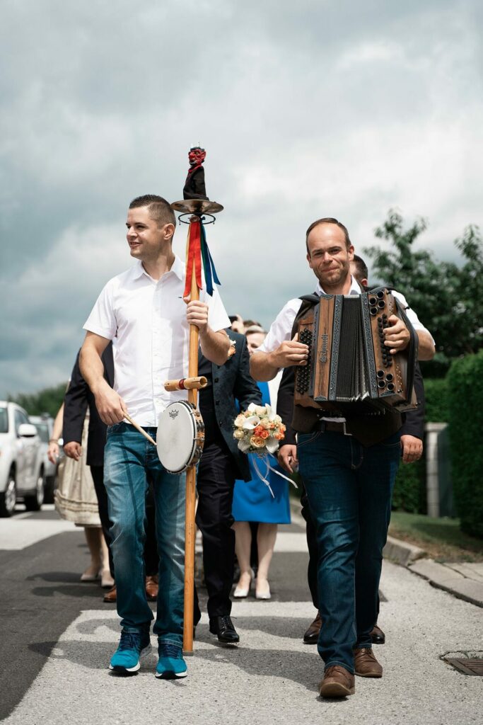 Hochzeitsreportage: Musiker spielen, während sie auf der Straße gehen.