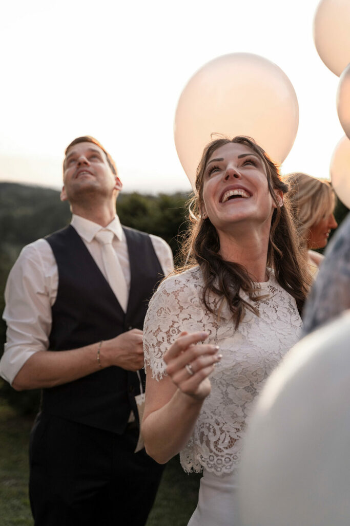 Luftballons bei Hochzeit zu Sonnenuntergang.