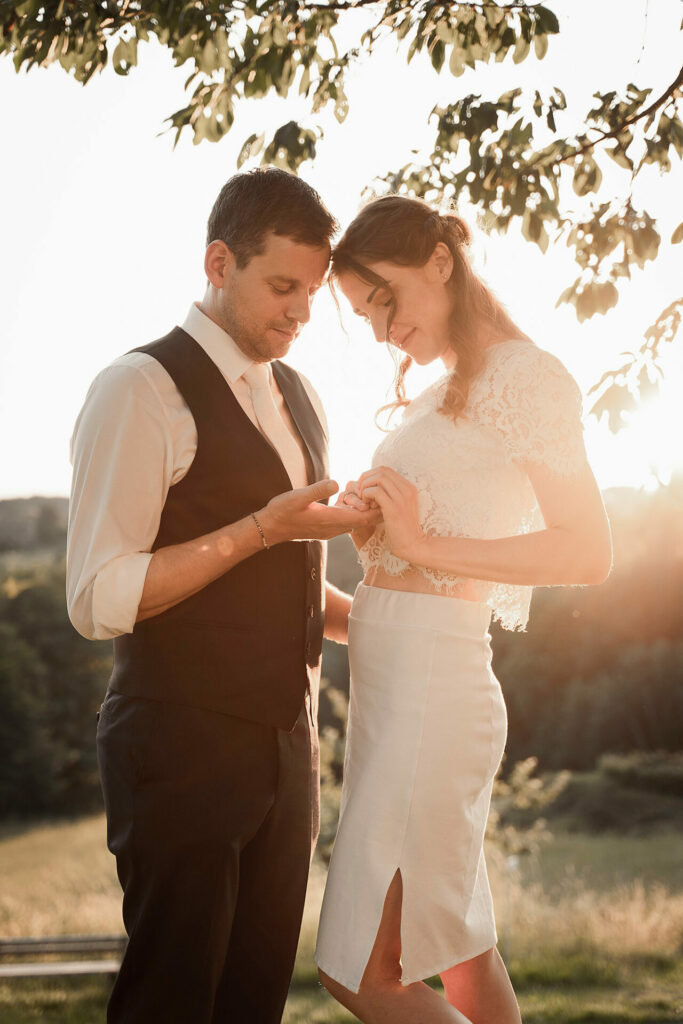 Hochzeitsfotografie eines Brautpaares mit Gegenlicht in der Natur.