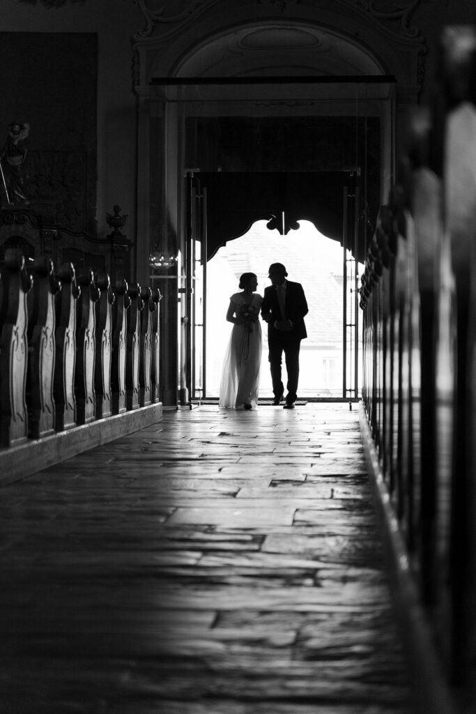 Hochzeitsfotografie vom Einzug der Braut mit ihrem Vater, schwarz-weiß, Silhouetten.