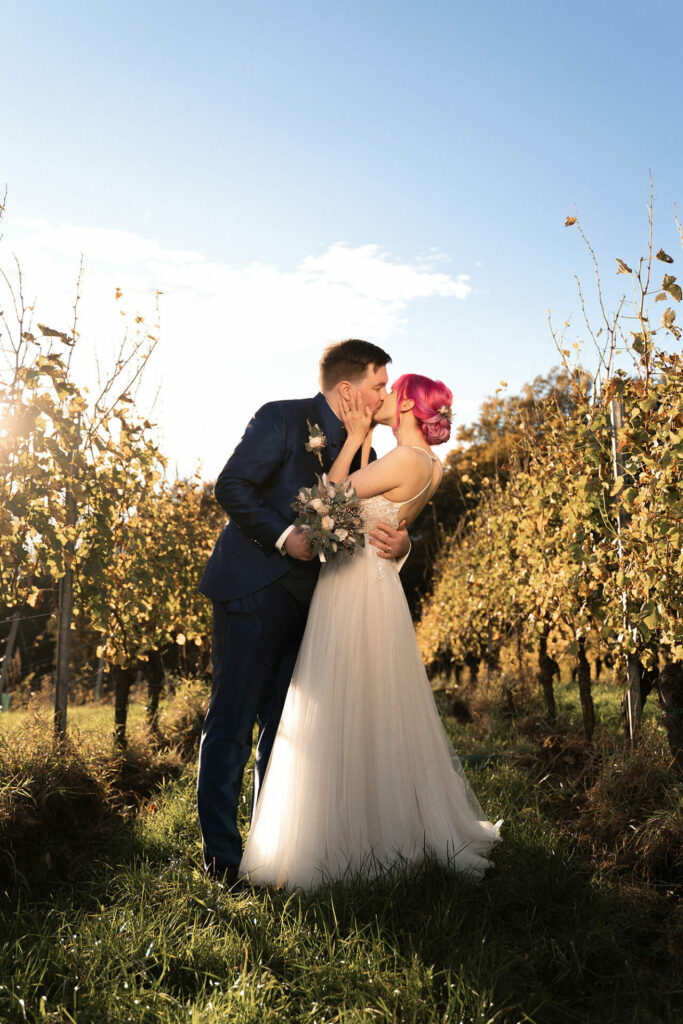 Hochzeitspaar in den südsteirischen Weinbergen.