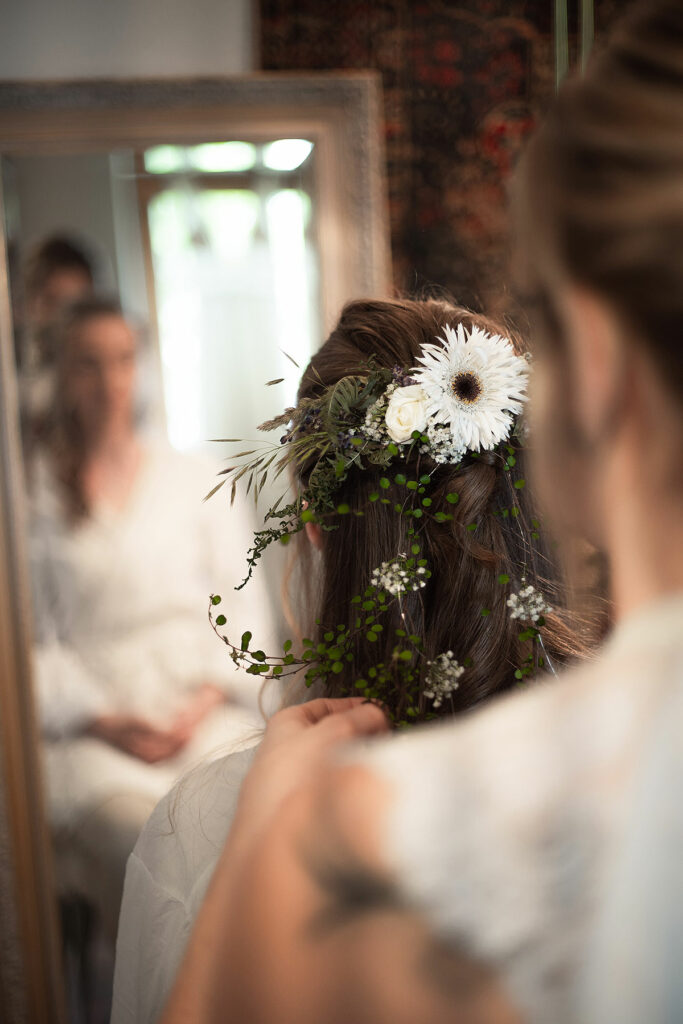 Hochzeitsreportage: Getting Ready der Braut, Brautfrisur.